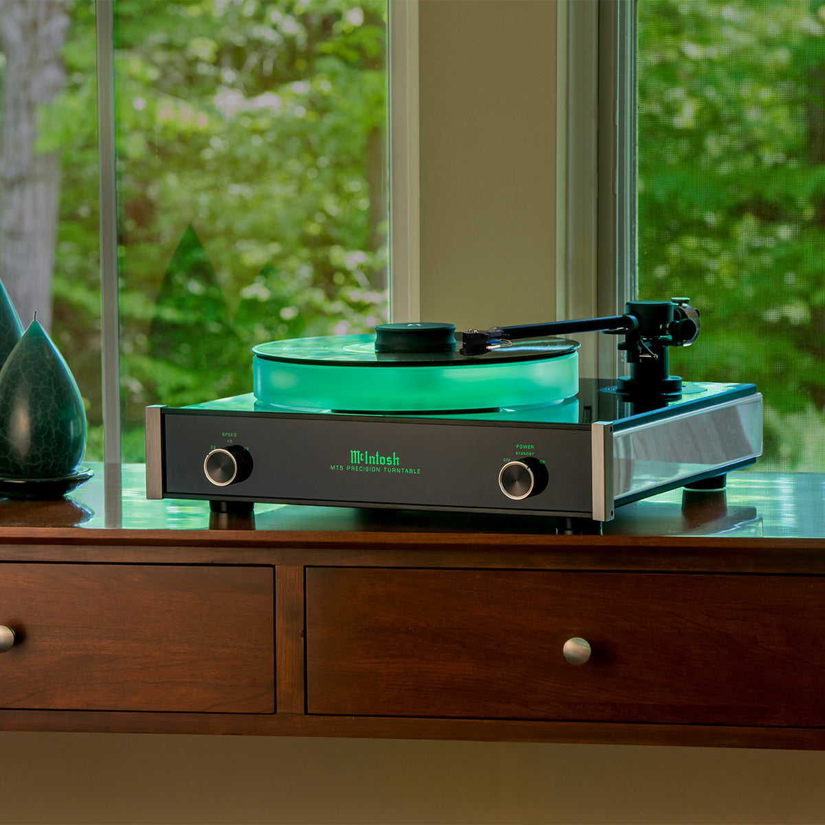 McIntoshMT5 Precision Turntable with Sumiko Amethyst MM Cartridge (Black)
