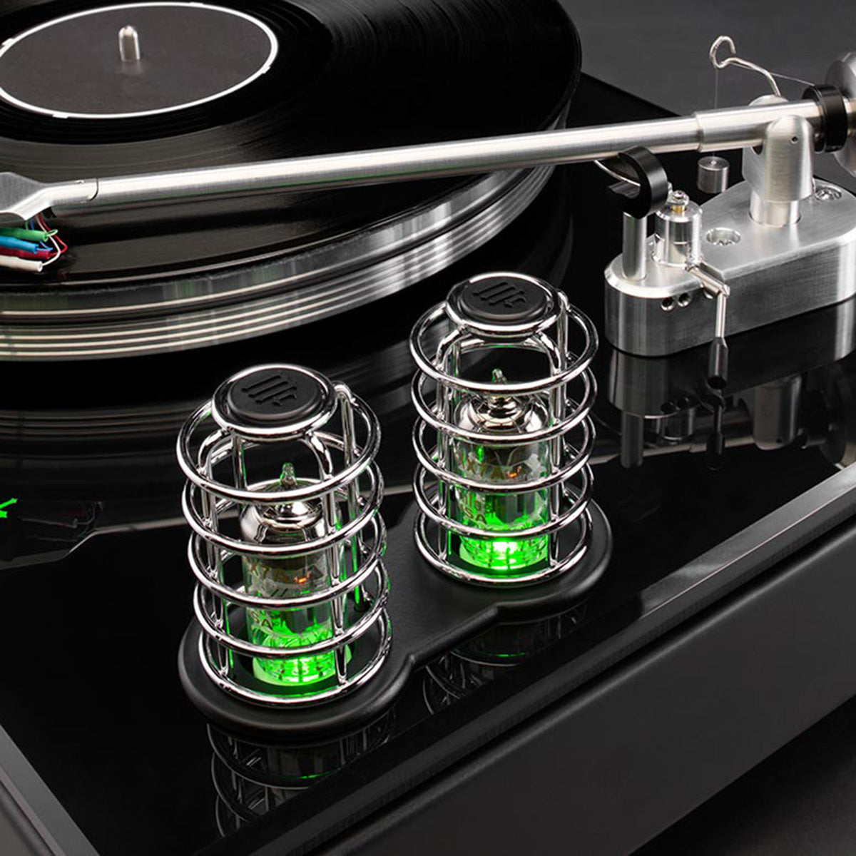 McIntoshMTI100 Integrated Turntable with Built-In Preamp & Amp