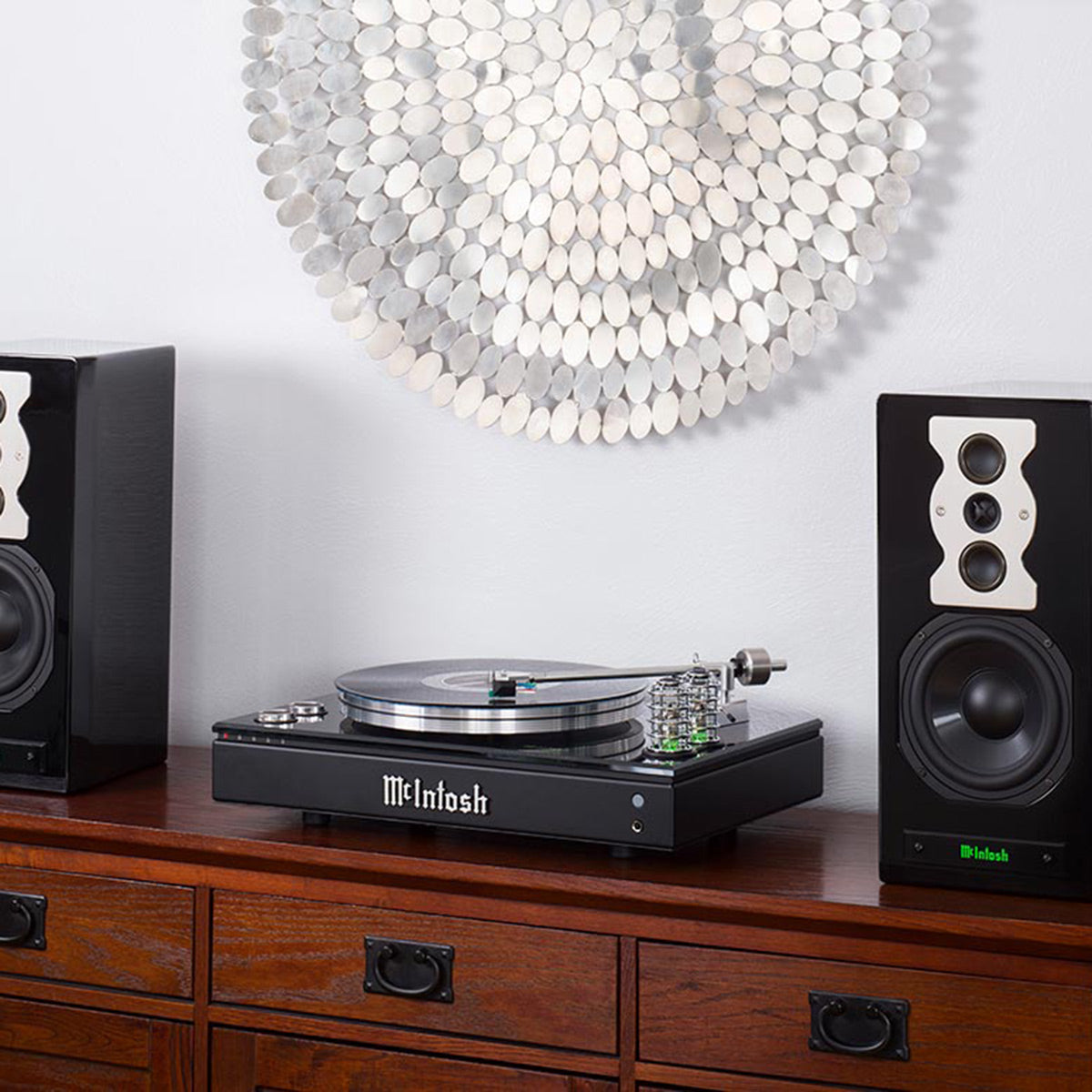 McIntoshMTI100 Integrated Turntable with Built-In Preamp & Amp