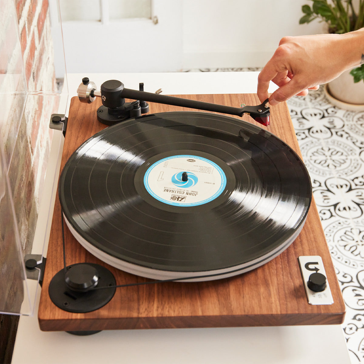 UTurn Audio Orbit 2 Special Turntable with Built-In Preamp and Ortofon 2M Red Cartridge (Walnut)