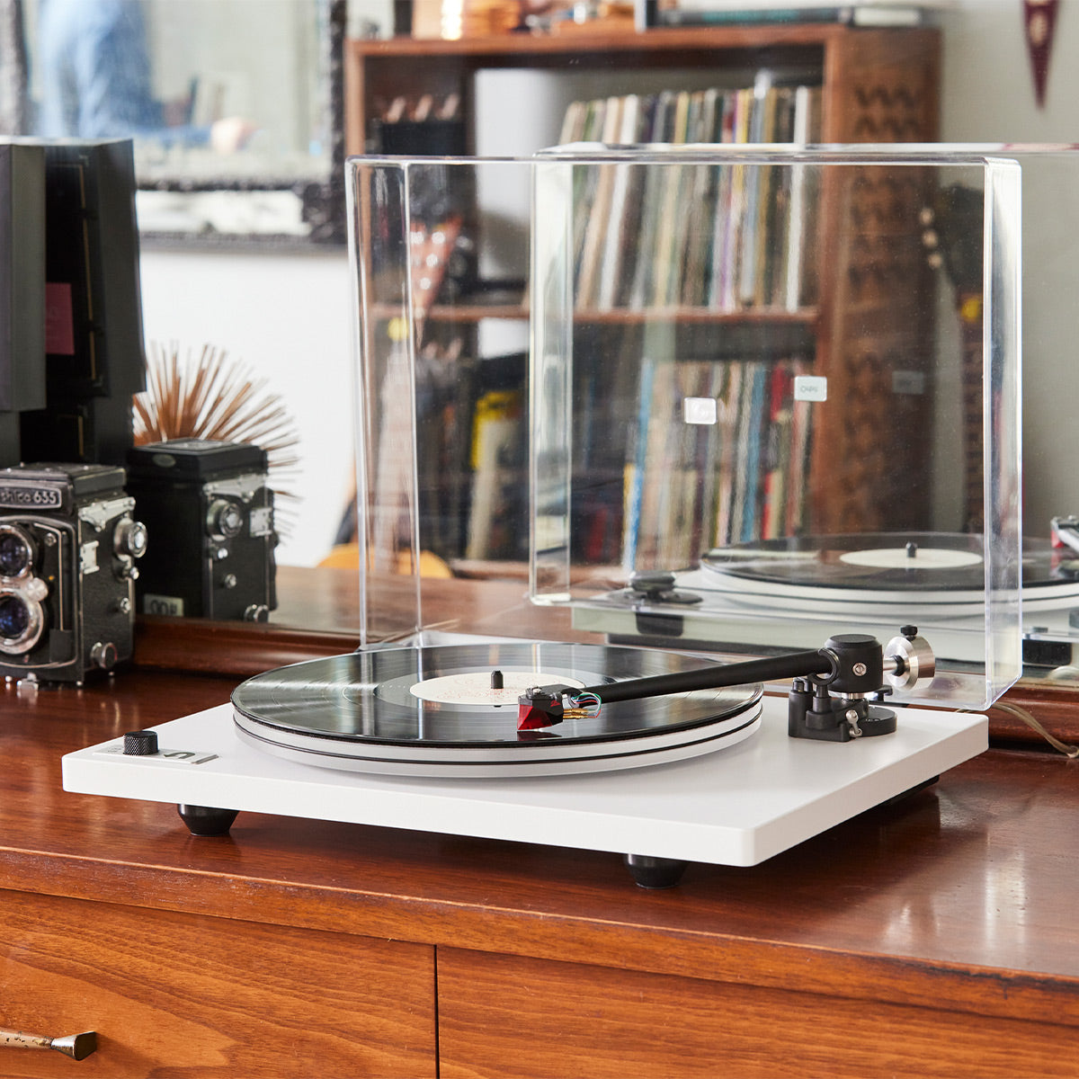 UTurn Audio Orbit 2 Special Turntable with Built-In Preamp and Ortofon 2M Red Cartridge (White)