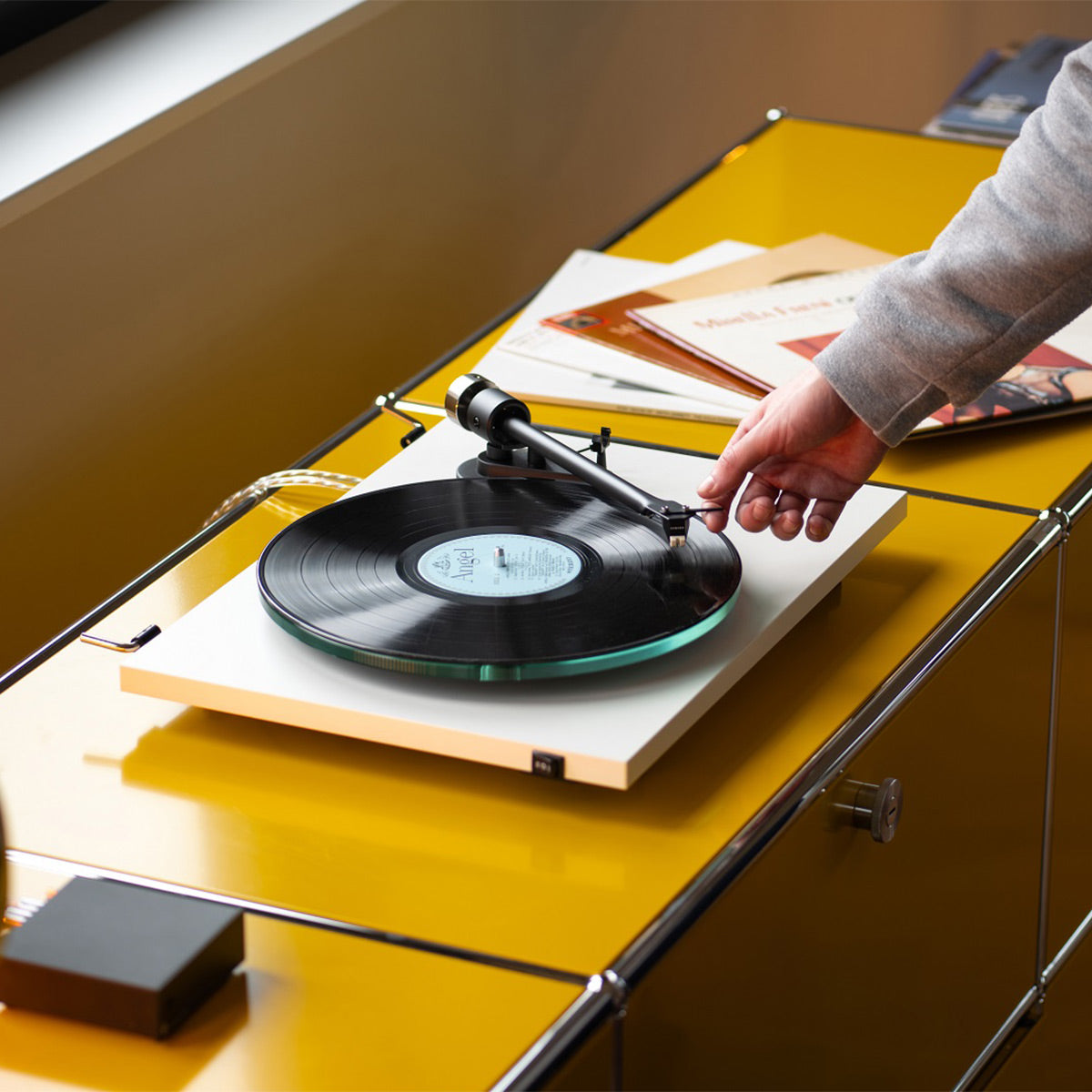 ProJect T2 Turntable (Satin White)